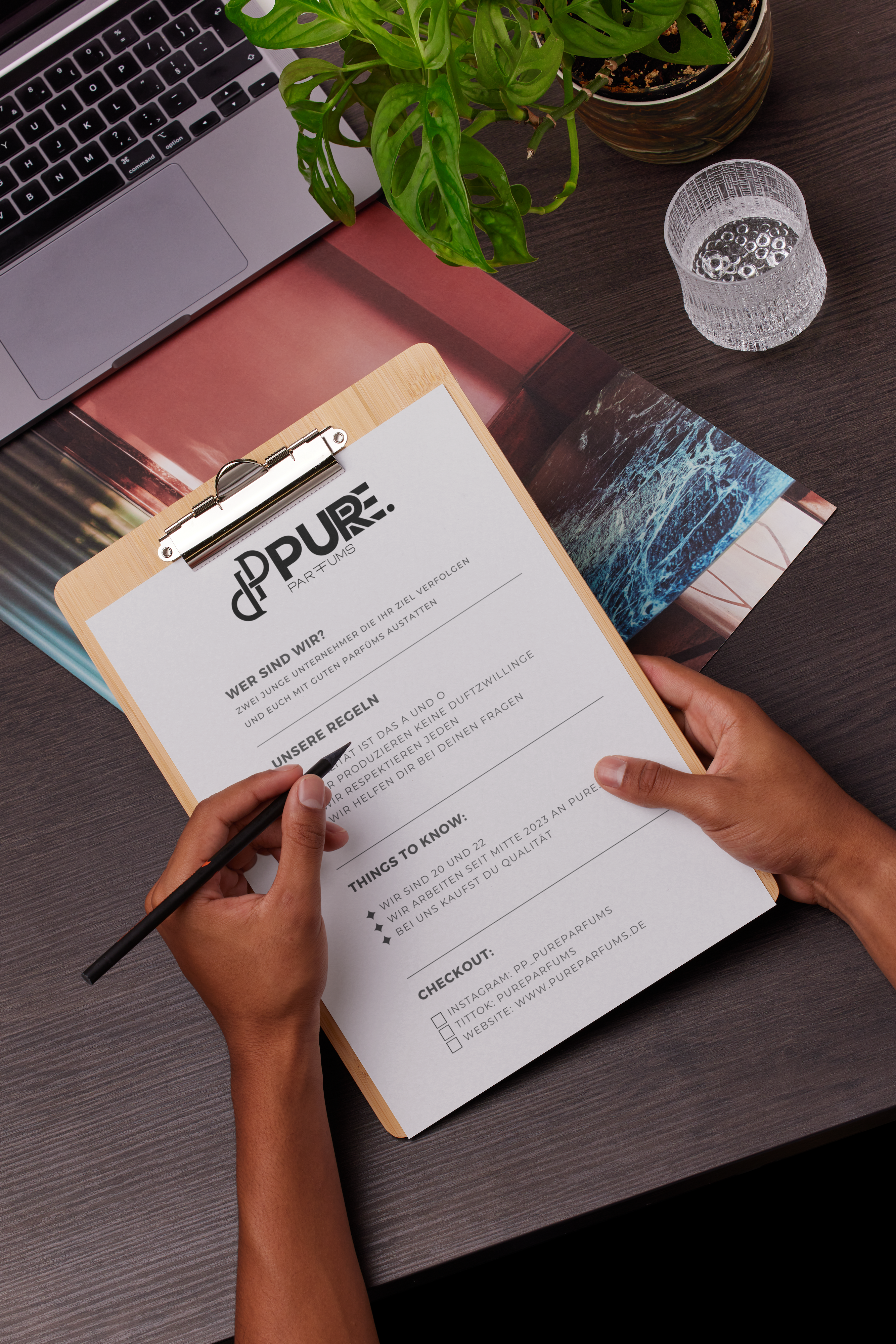 Pure Checkliste wird ausgefüllt von uns - Perfekte Organisation für makellose Ergebnisse.
