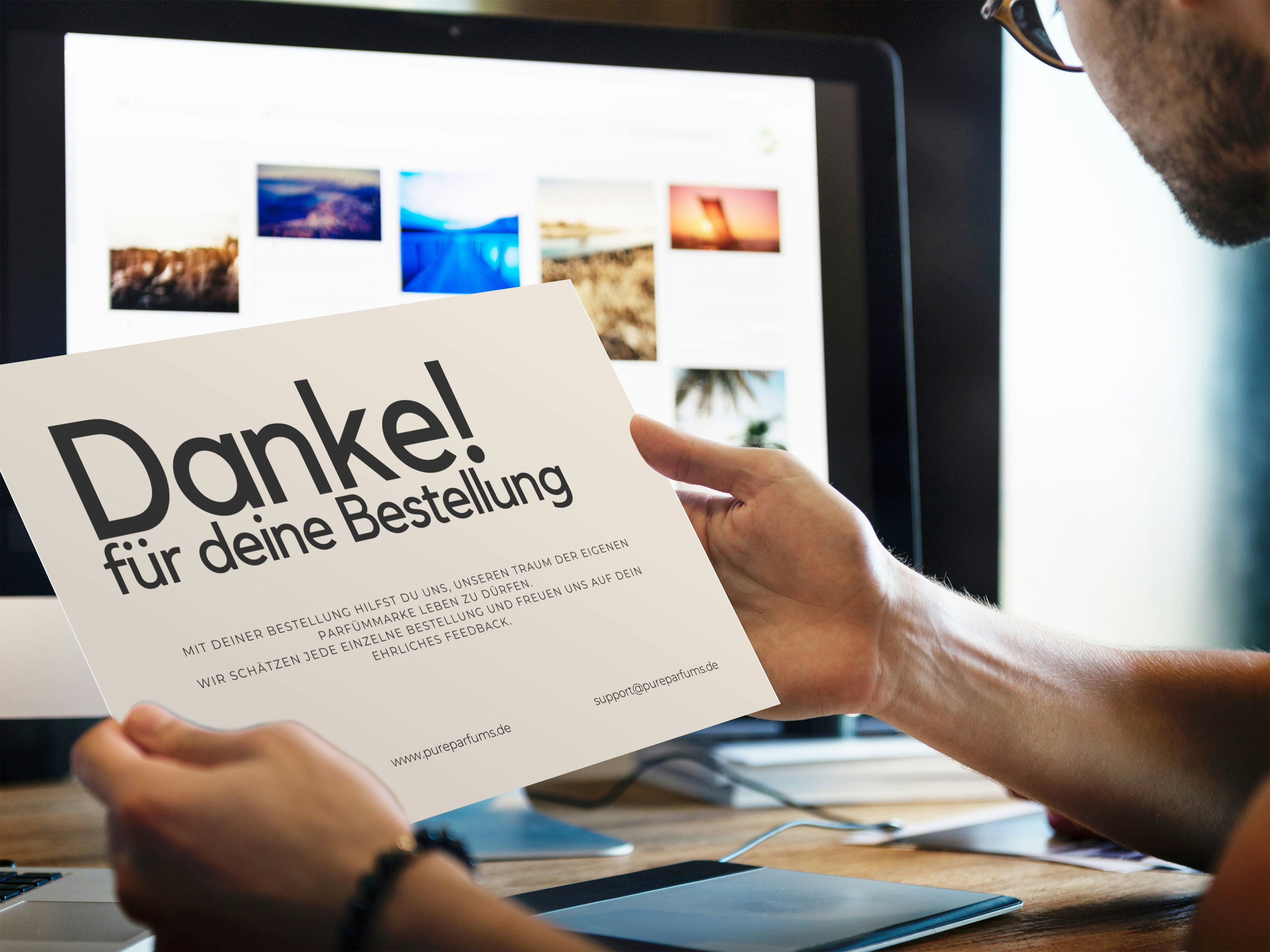 Dankeskarte wird von einem Mitarbeiter in der Hand gehalten - Unsere Wertschätzung für Ihre Unterstützung.