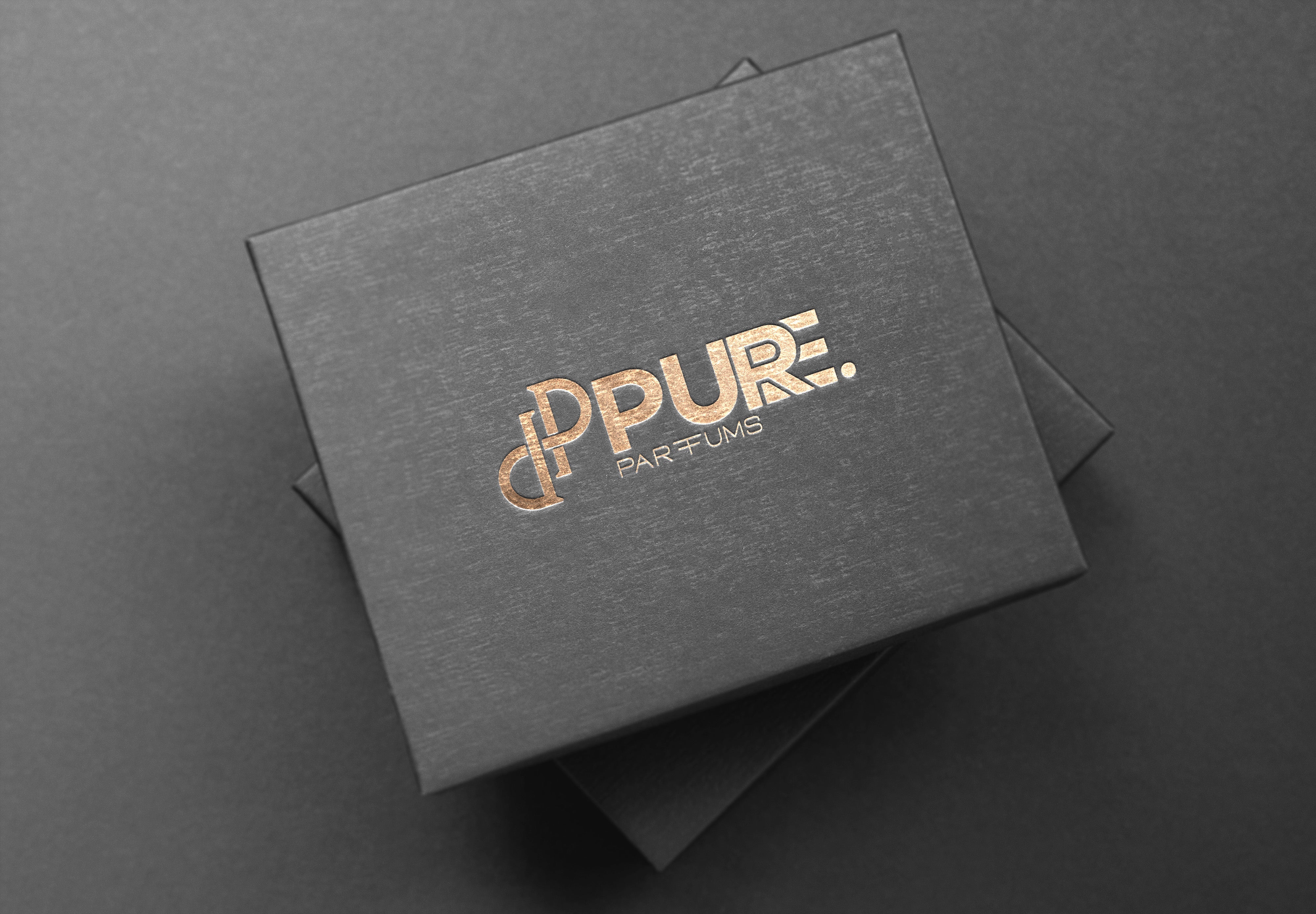 PURE. Box mit goldenem Logo - Luxuriöse Verpackung für Ihr unvergleichliches Erlebnis.