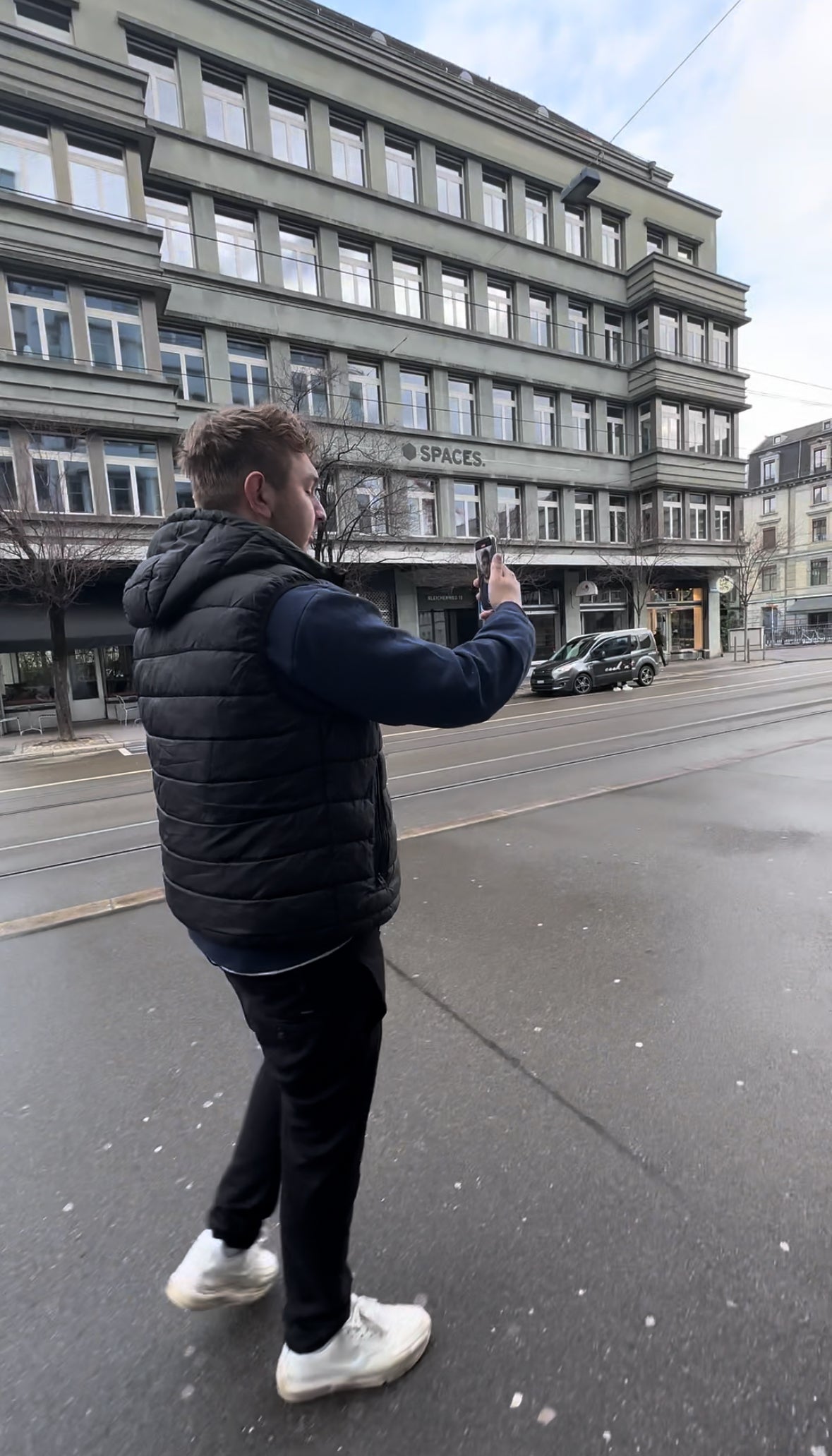 Nico dreht unterwegs einen Vlog - Begleiten Sie uns auf unseren Abenteuern und Entdeckungen.